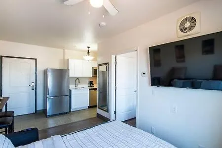 Apartment Vistas 201- Modern 1bd Great Location *